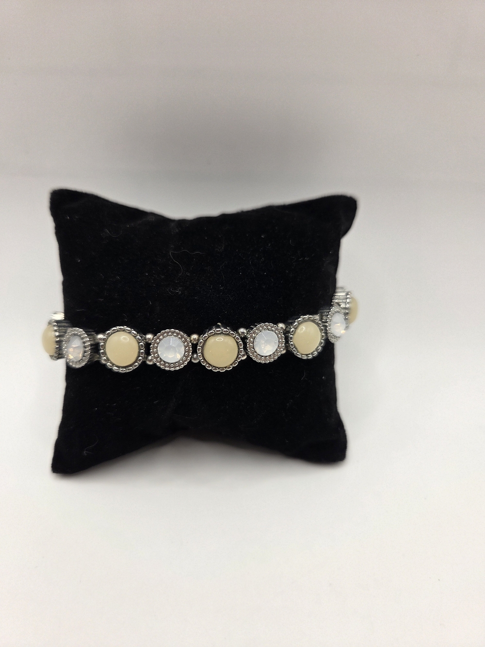 1738. Silver Tone  Cream and White Halo Link Stretch Bracelet